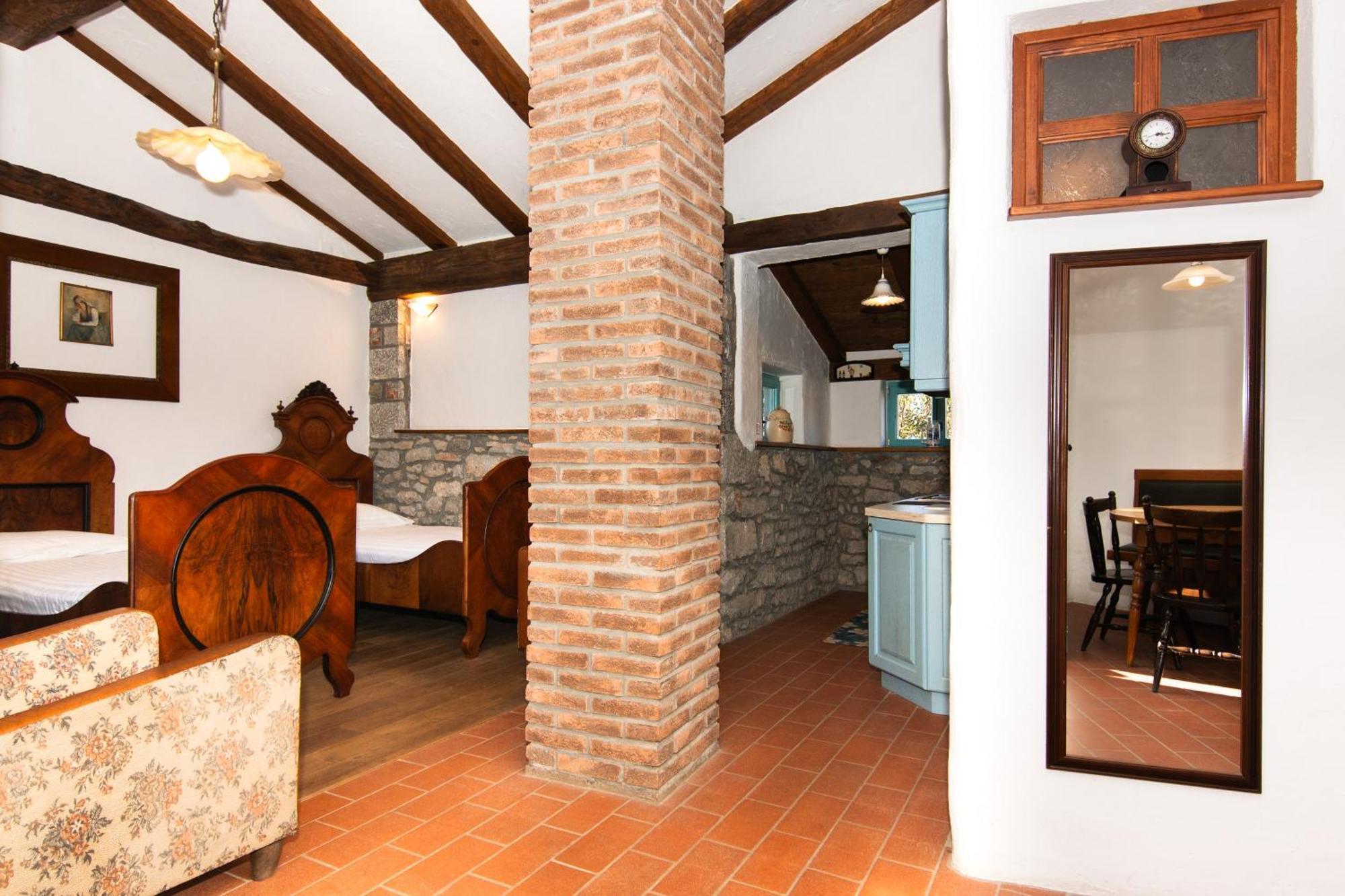 Apartments Valentinus 1800 Sežana Zewnętrze zdjęcie