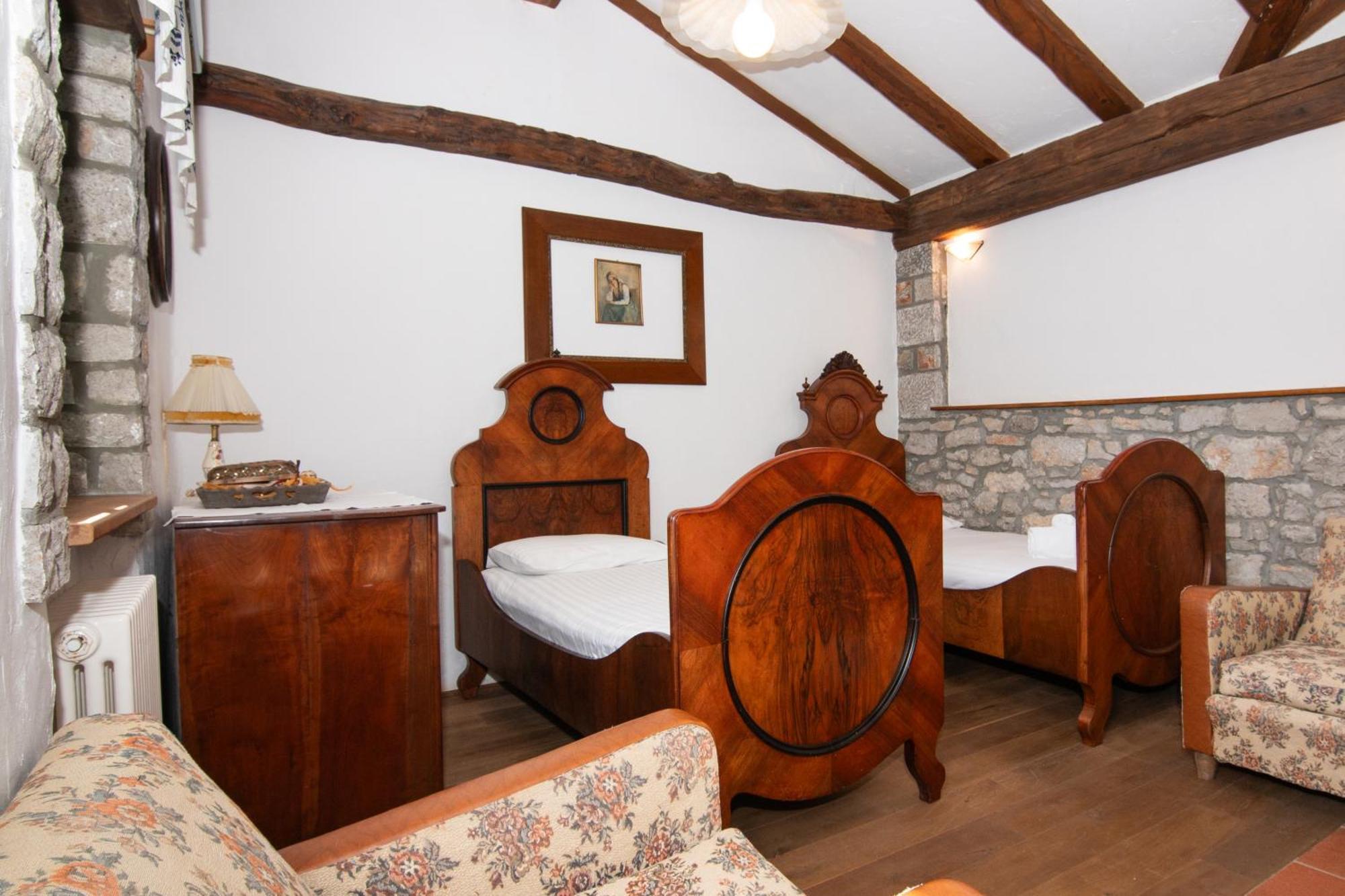 Apartments Valentinus 1800 Sežana Zewnętrze zdjęcie