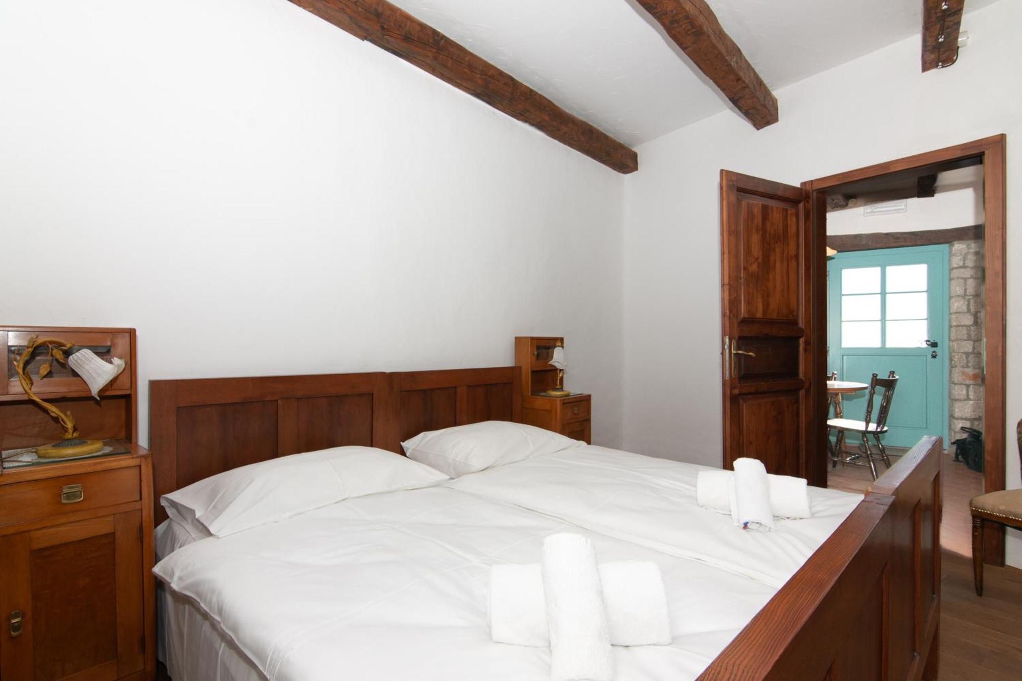 Apartments Valentinus 1800 Sežana Zewnętrze zdjęcie